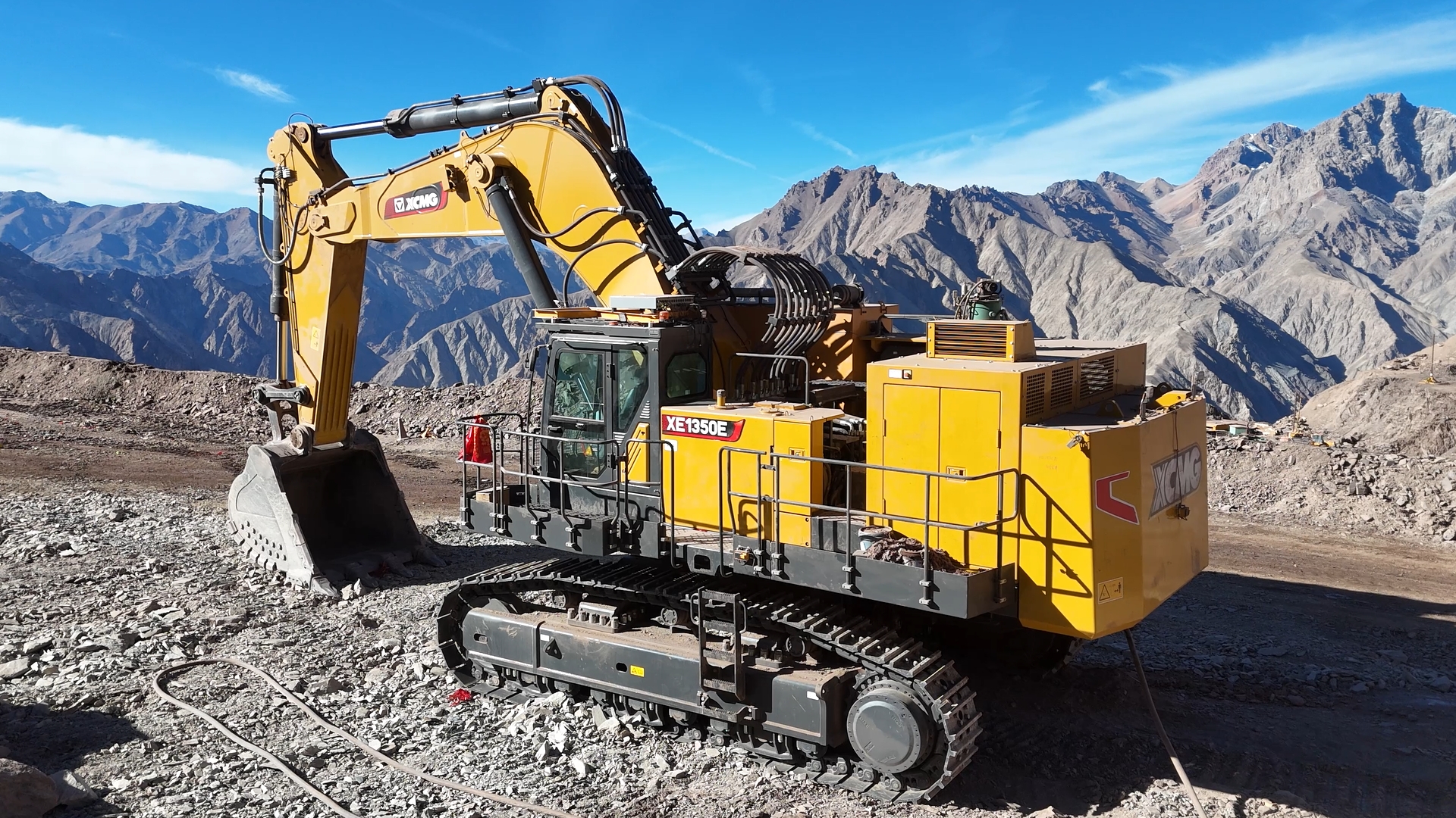 XCMG XE1350E — حفارة تعدين بالطاقة الجديدة